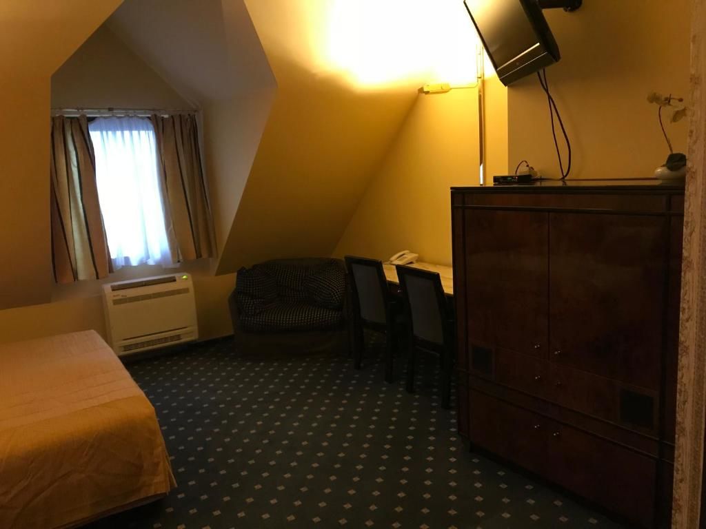 Отель Hotel Podzamcze Тарнув-77